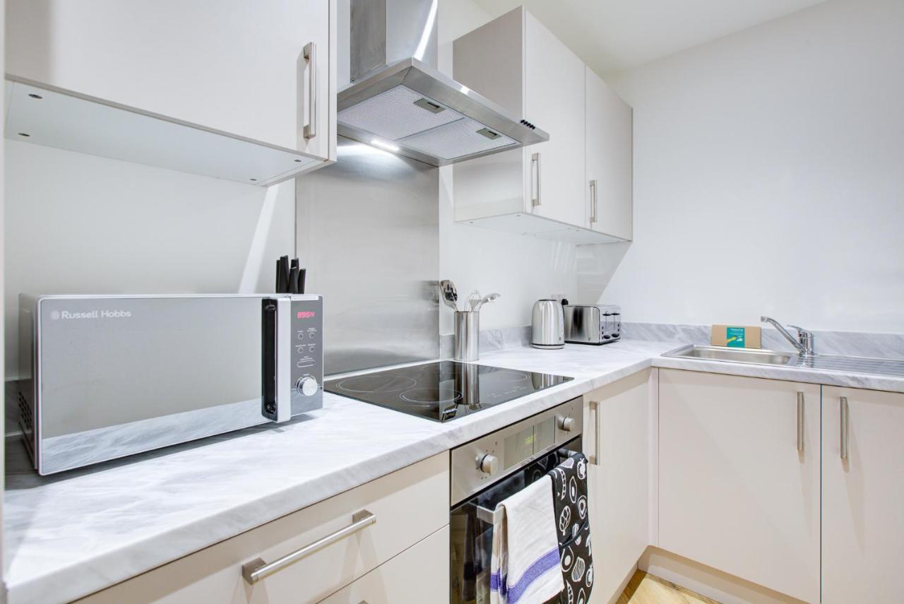Hybrid Resi - Mitcham Close To Tooting And Wimbledon 외부 사진